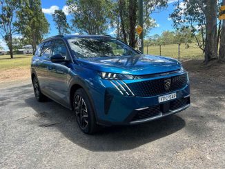 Peugeot 5008 GT Premium Hybrid front quarter 1