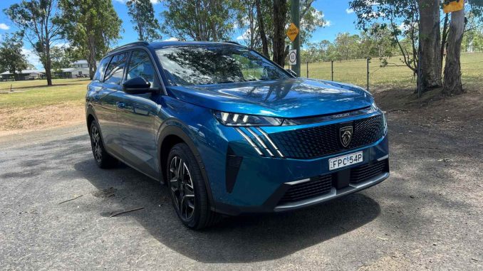 Peugeot 5008 GT Premium Hybrid front quarter 1