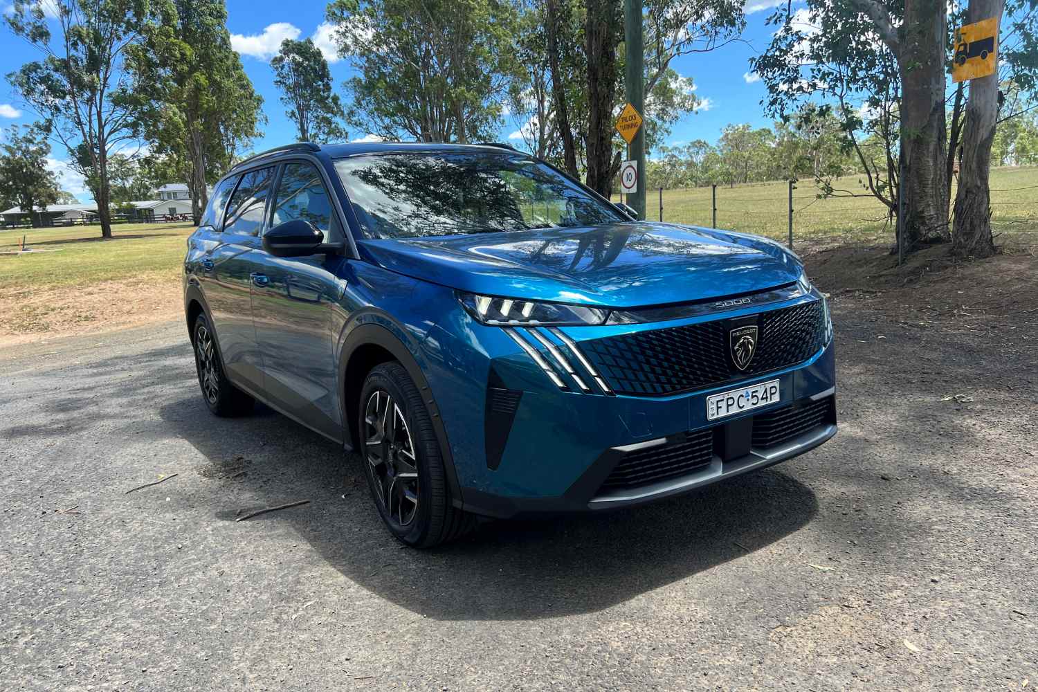 Peugeot 5008 GT Premium Hybrid front quarter 1