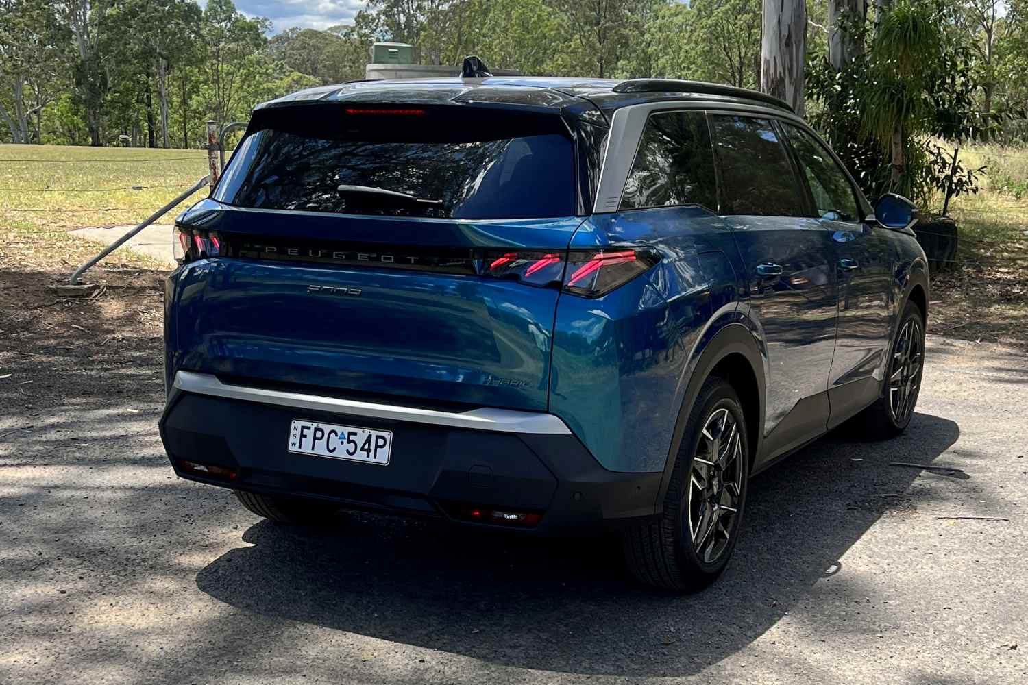 Peugeot 5008 GT Premium Hybrid rear quarter 1