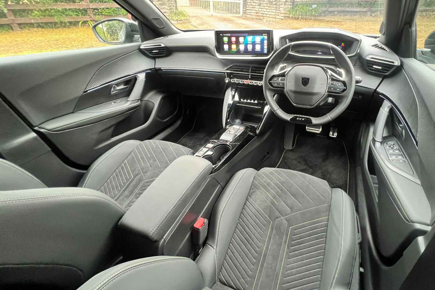 Peugeot 2008 GT Hybrid front interior 1