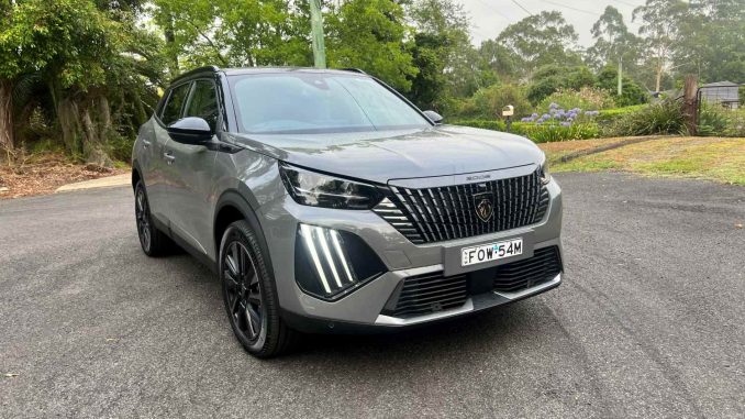 Peugeot 2008 GT Hybrid front quarter 1