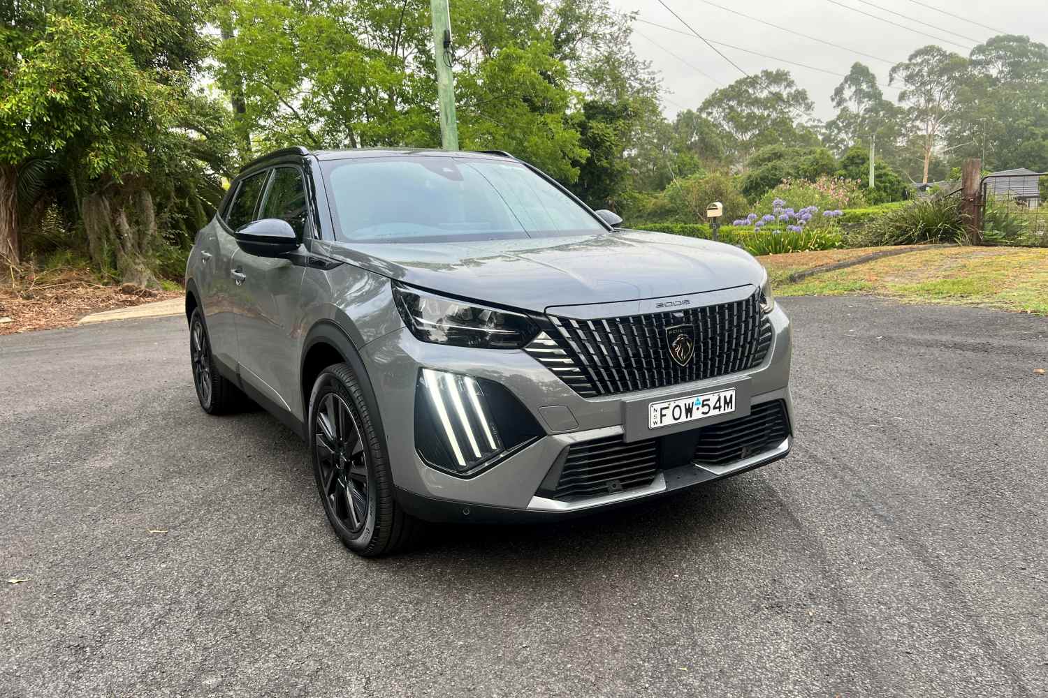 Peugeot 2008 GT Hybrid front quarter 1