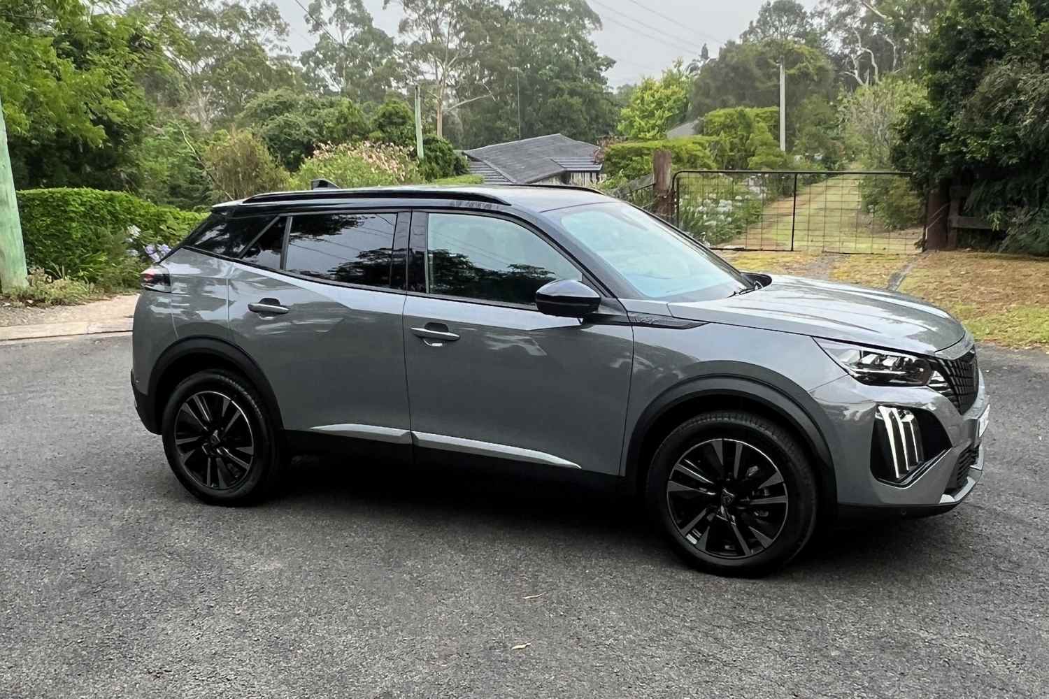 Peugeot 2008 GT Hybrid profile