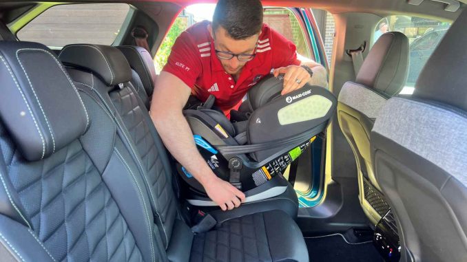 Peugeot 5008 GT Premium Hybrid baby seat 3