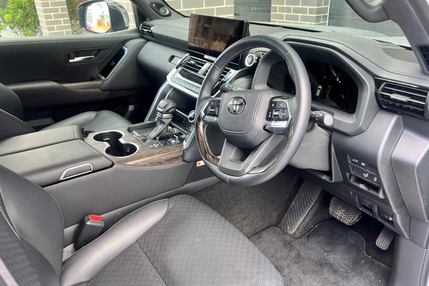 Toyota LandCruiser 300 Sahara interior front 1