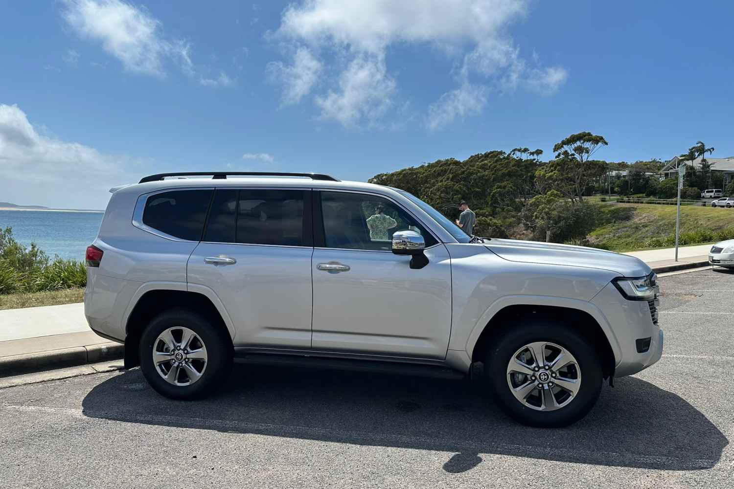 Toyota LandCruiser 300 Sahara profile 1