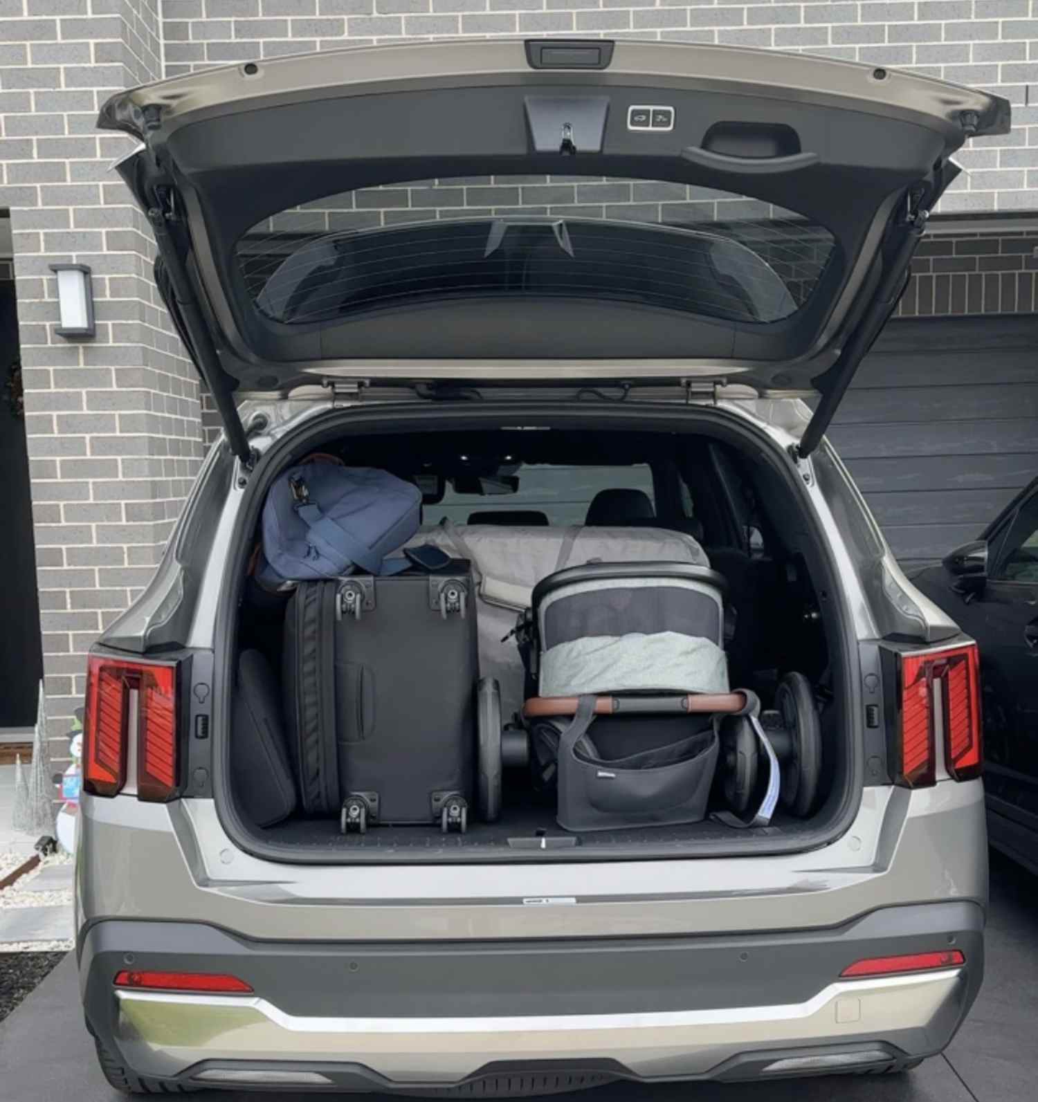 2025 Kia-Sorento-PHEV_boot with baby gear 1