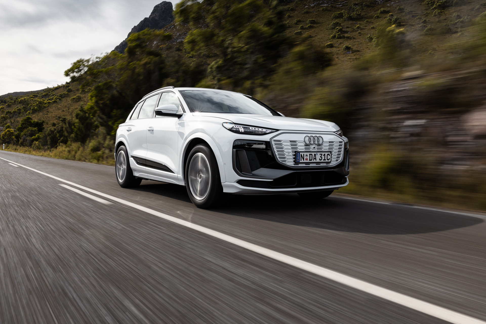 Audi_Q6 e-tron_Glacier White_Driving_008_WEB