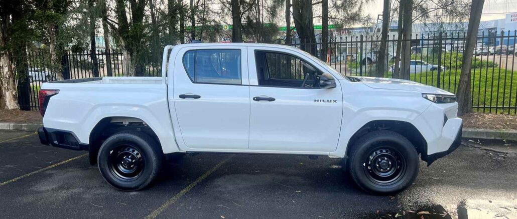 Toyota HiLux Workmate pickup profile 1