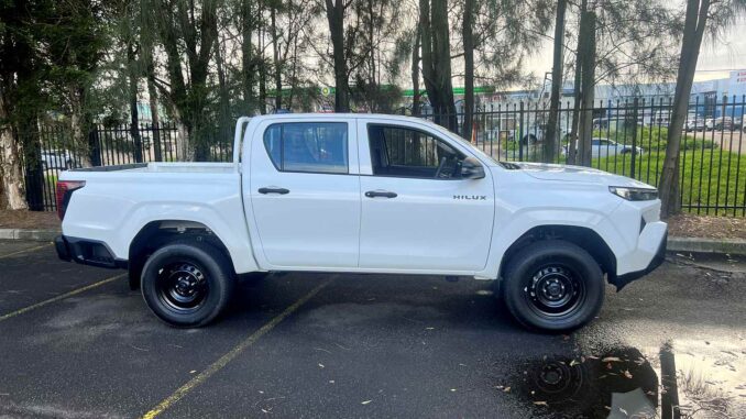 Toyota HiLux Workmate pickup profile 1