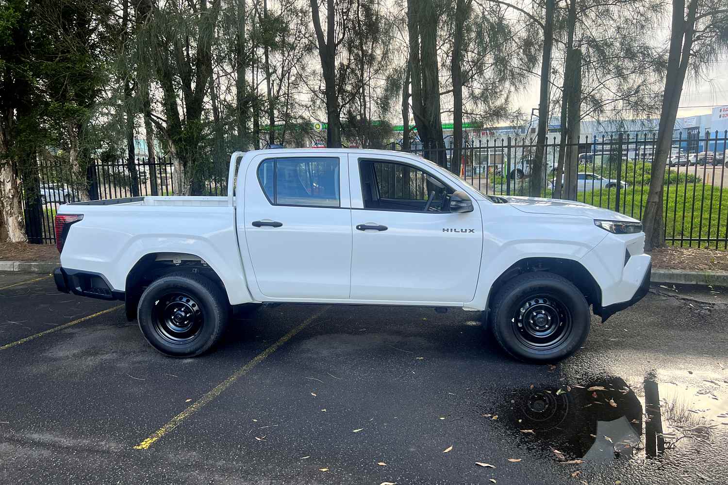 Toyota HiLux Workmate pickup profile 1