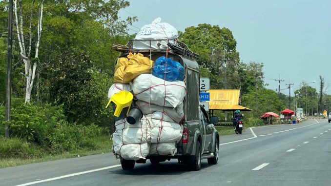Ute overloaded in thailand 1