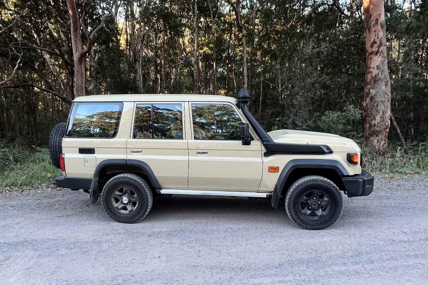 2026 Toyota LC 76 GXL Wagon profile 1