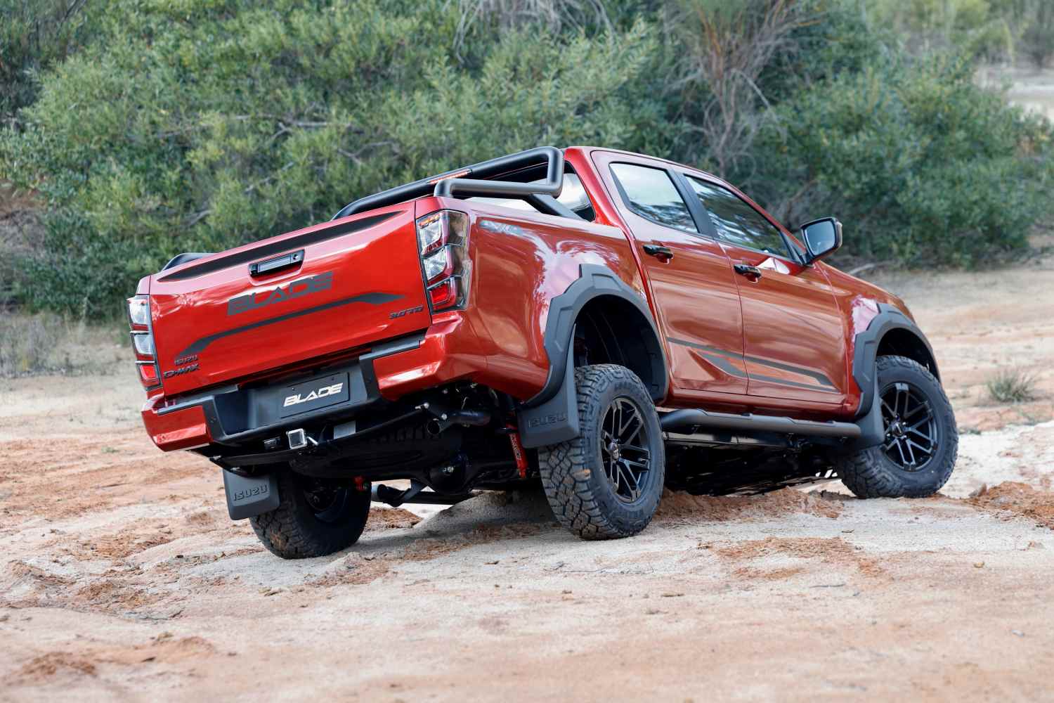 24MY Isuzu D-MAX BLADE Sunstone Orange Off-Road Driving Image-1 (21)