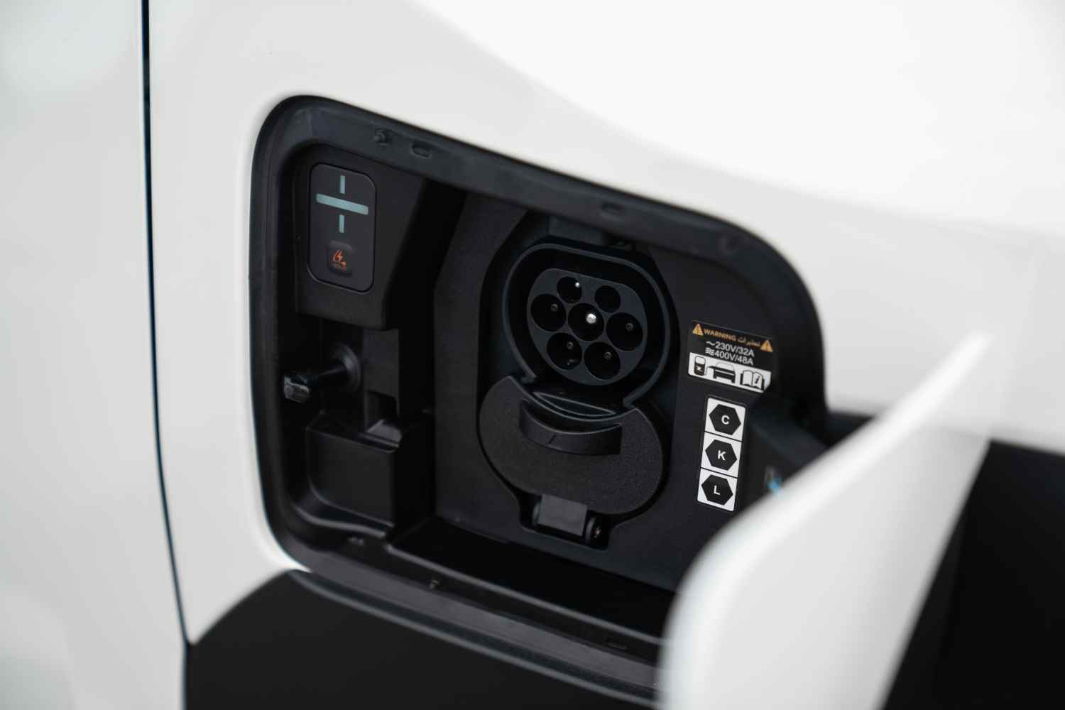 2026 KIA_EV3_ClearWhite_014