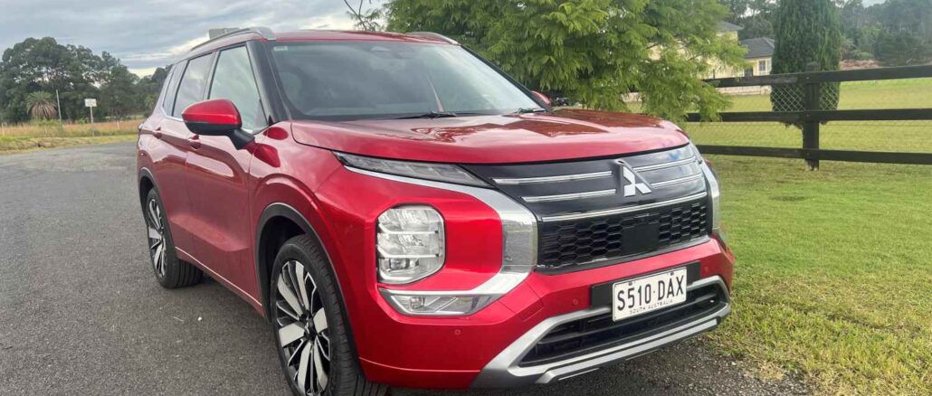 2026 Mitsubishi Outlander Exceed five seat SUV front quarter 1