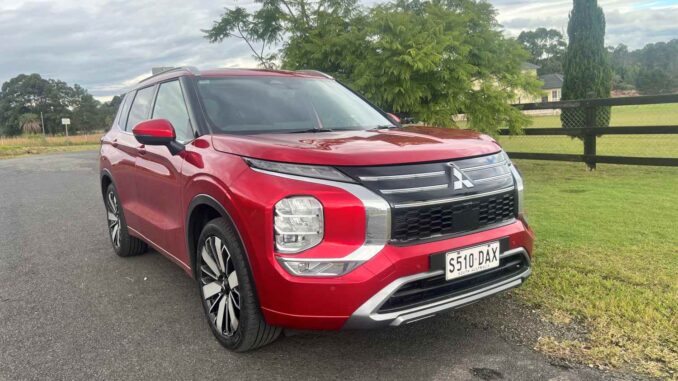 2026 Mitsubishi Outlander Exceed five seat SUV front quarter 1
