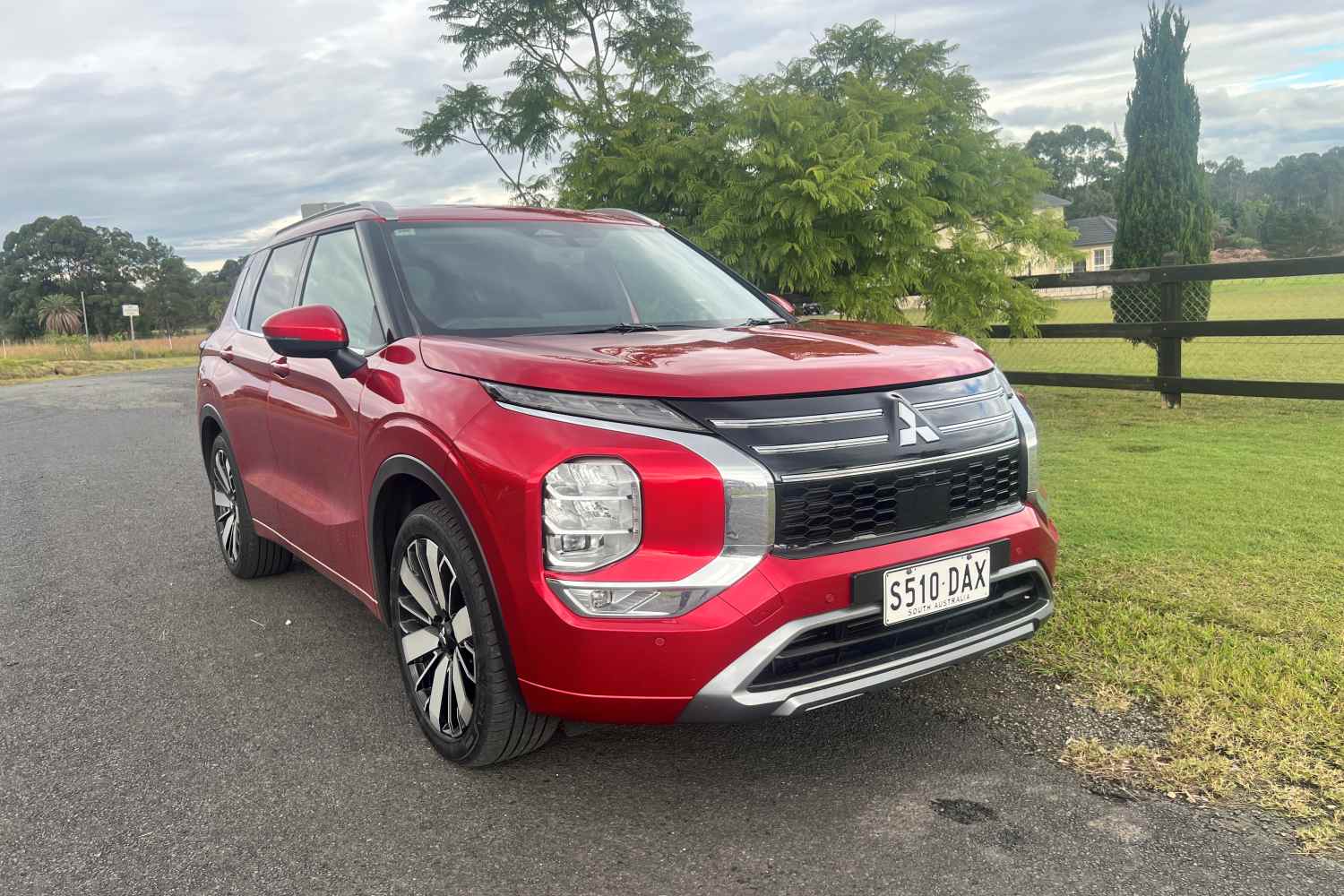 2026 Mitsubishi Outlander Exceed five seat SUV front quarter 1