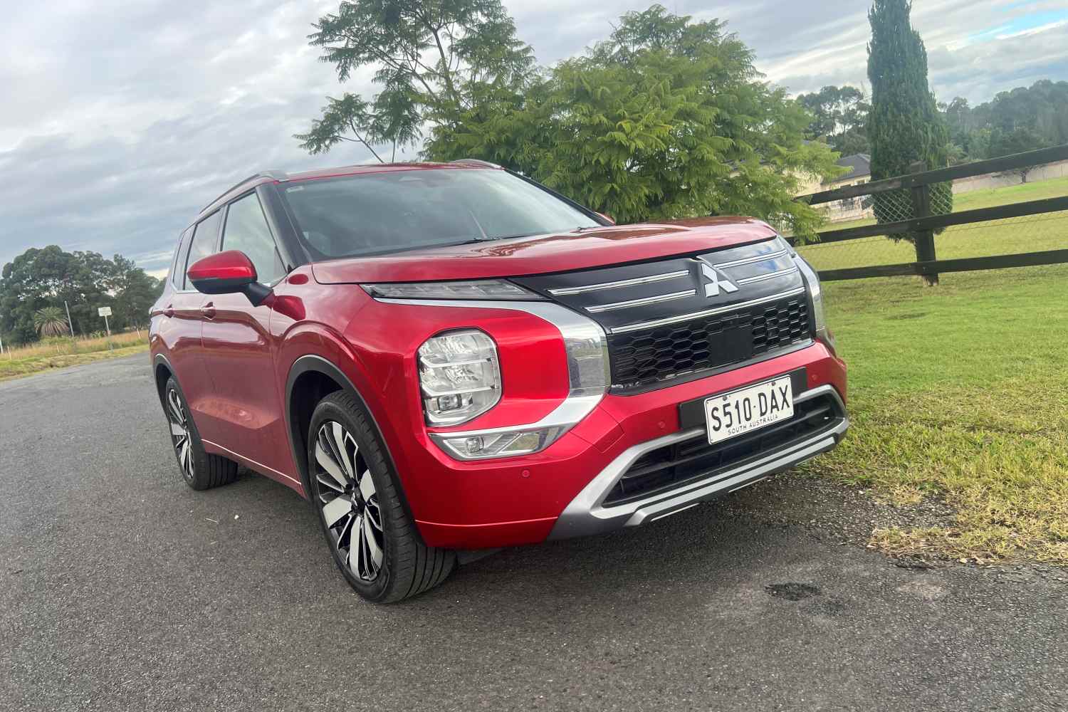 2026 Mitsubishi Outlander Exceed five seat SUV front quarter 2