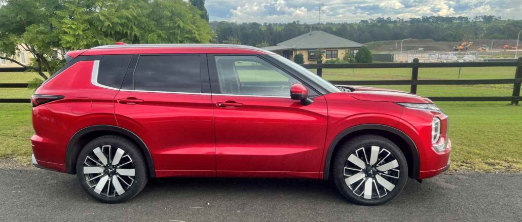 2026 Mitsubishi Outlander Exceed five seat SUV profile 1