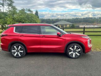 2026 Mitsubishi Outlander Exceed five seat SUV profile 1