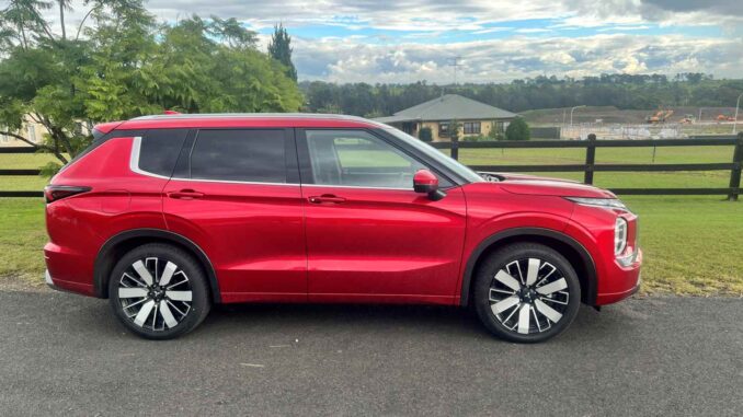 2026 Mitsubishi Outlander Exceed five seat SUV profile 1