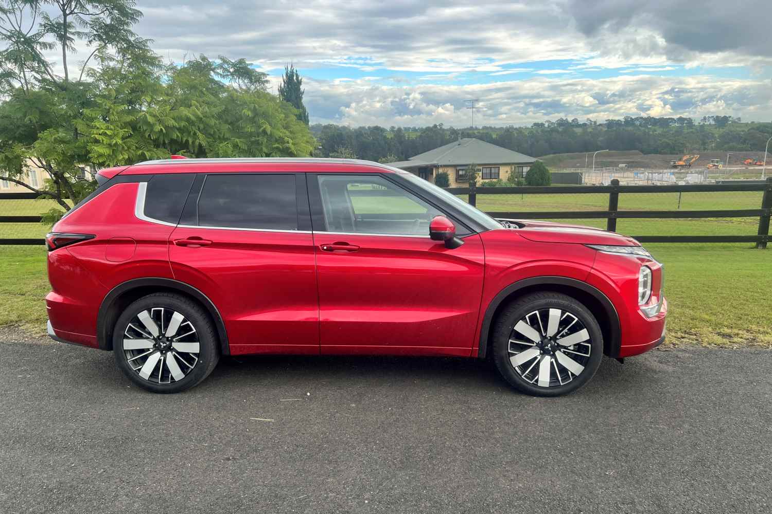 2026 Mitsubishi Outlander Exceed five seat SUV profile 1