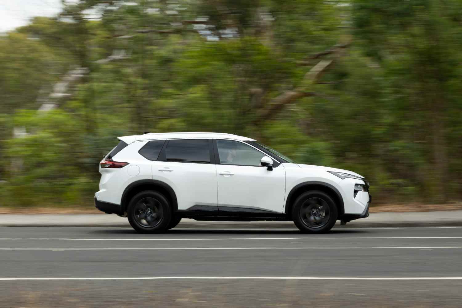2026 Nissan MY26 X-TRAIL - ST-L - White Exterior - Driving (12)