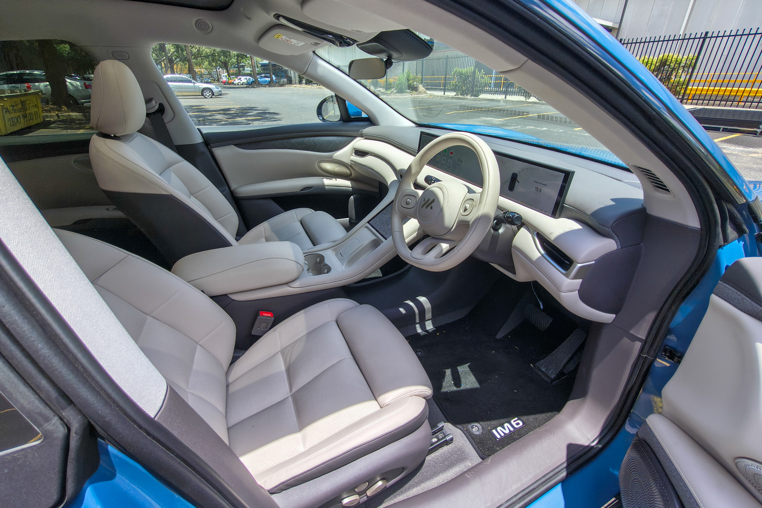 im6-performance-2025-interior-front-door