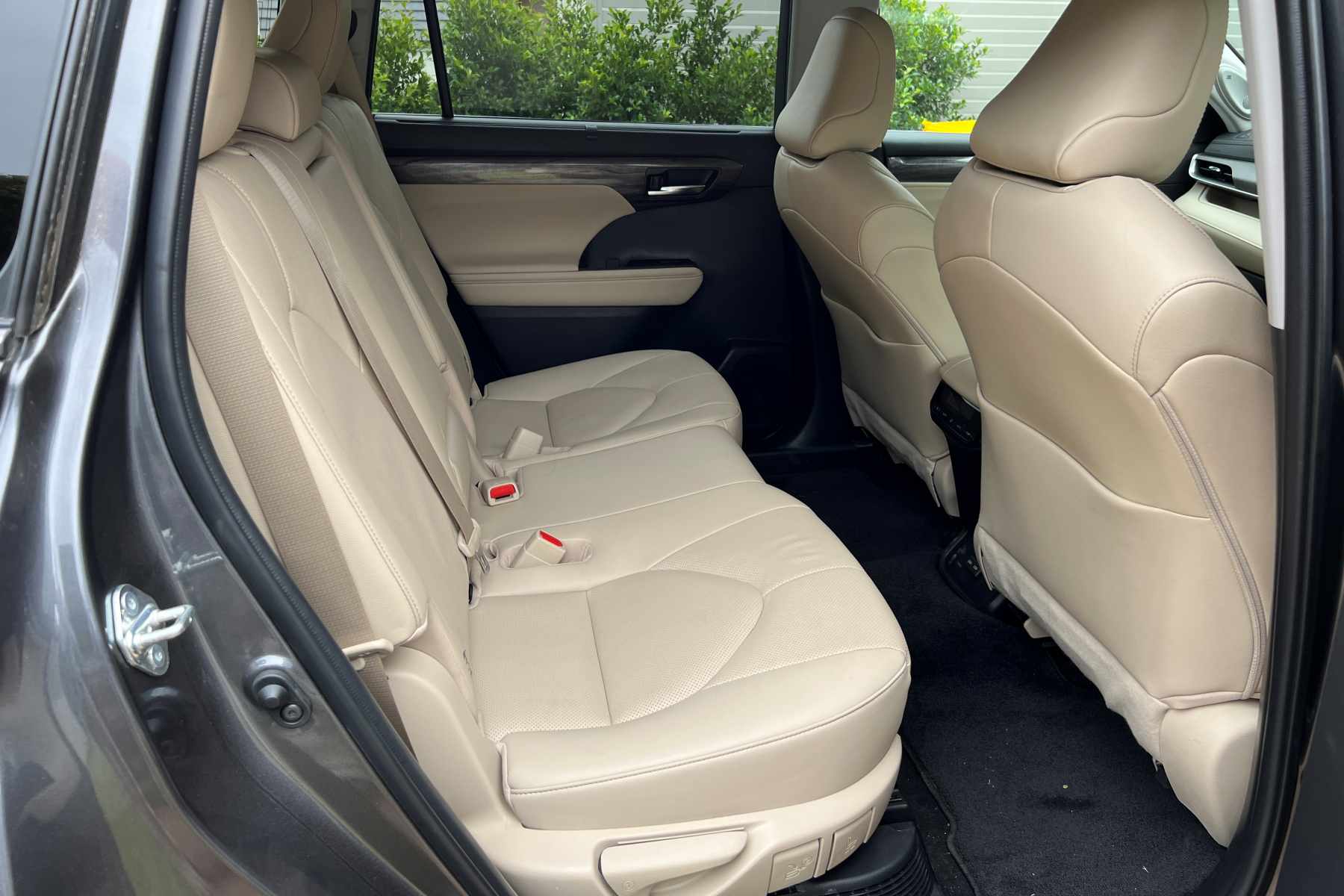 2024 Touota Kluger Grande Hybrid front interior middle seats