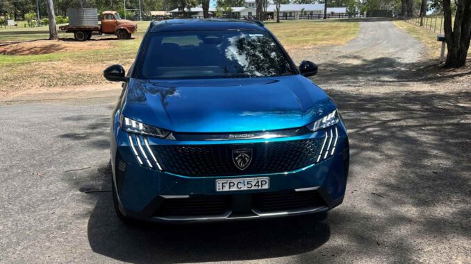 Peugeot 5008 GT Premium Hybrid front grill 1