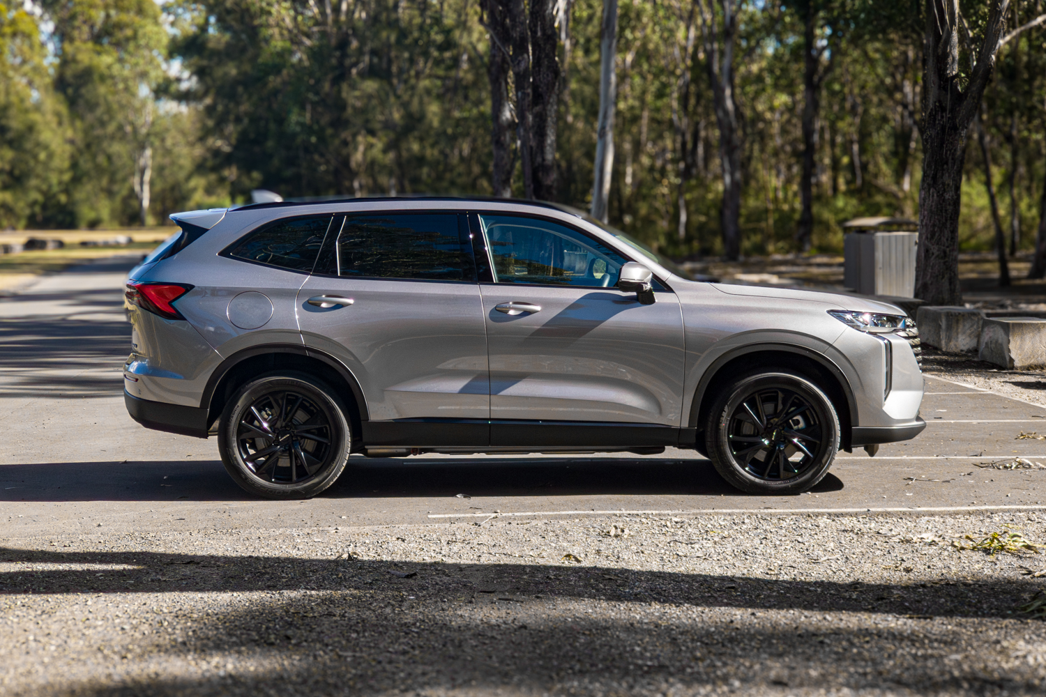 Full side profile view of the 2026 Haval H6 from the passenger side, showing the sleek SUV silhouette, panoramic roof, door handles and black alloy wheels.