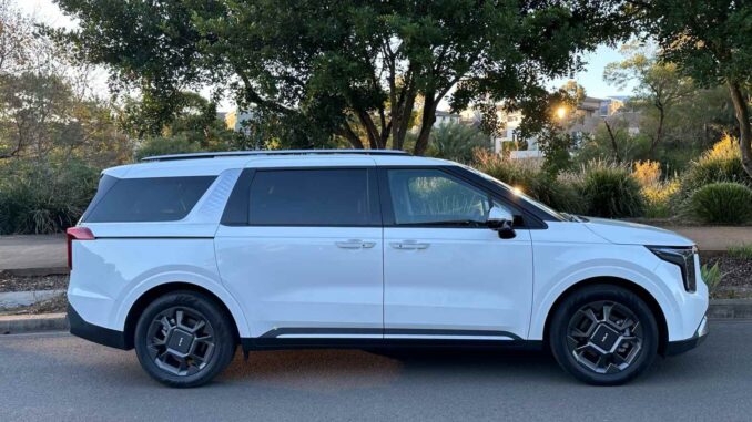2025 Kia Carnival GT-Line hybrid profile 1