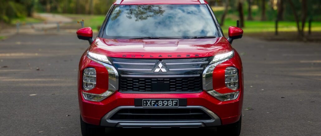 2026-mitsubishi-outlander-phev-exceed-front-straight-on-5