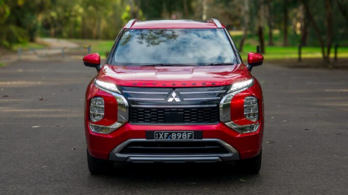 2026-mitsubishi-outlander-phev-exceed-front-straight-on-5