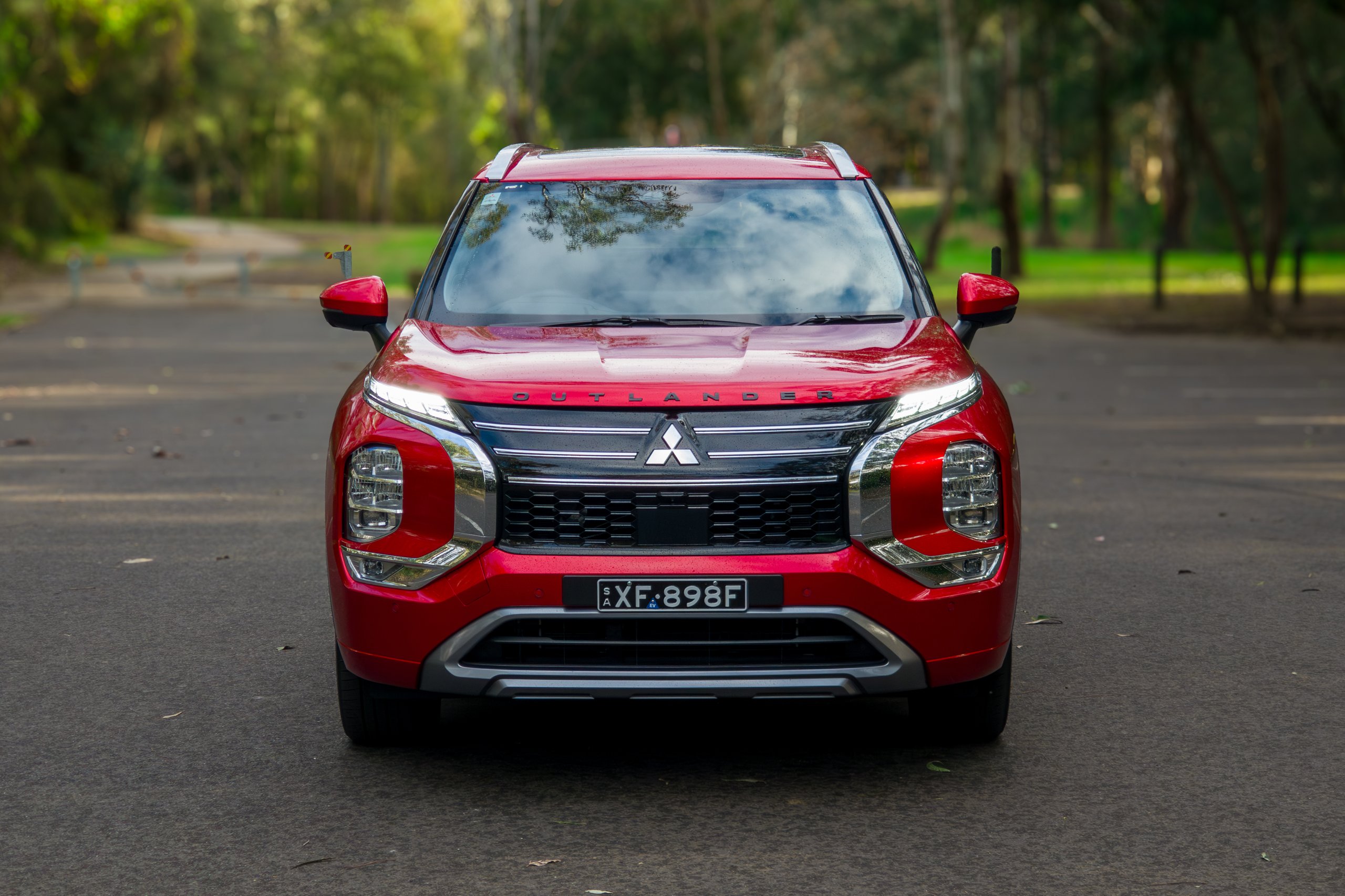 2026-mitsubishi-outlander-phev-exceed-front-straight-on-5