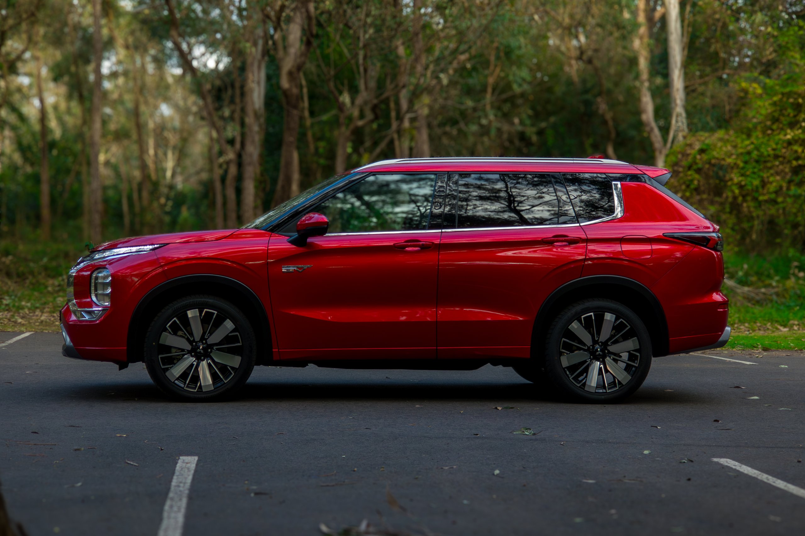 2026-mitsubishi-outlander-phev-exceed-passenger-side-profile