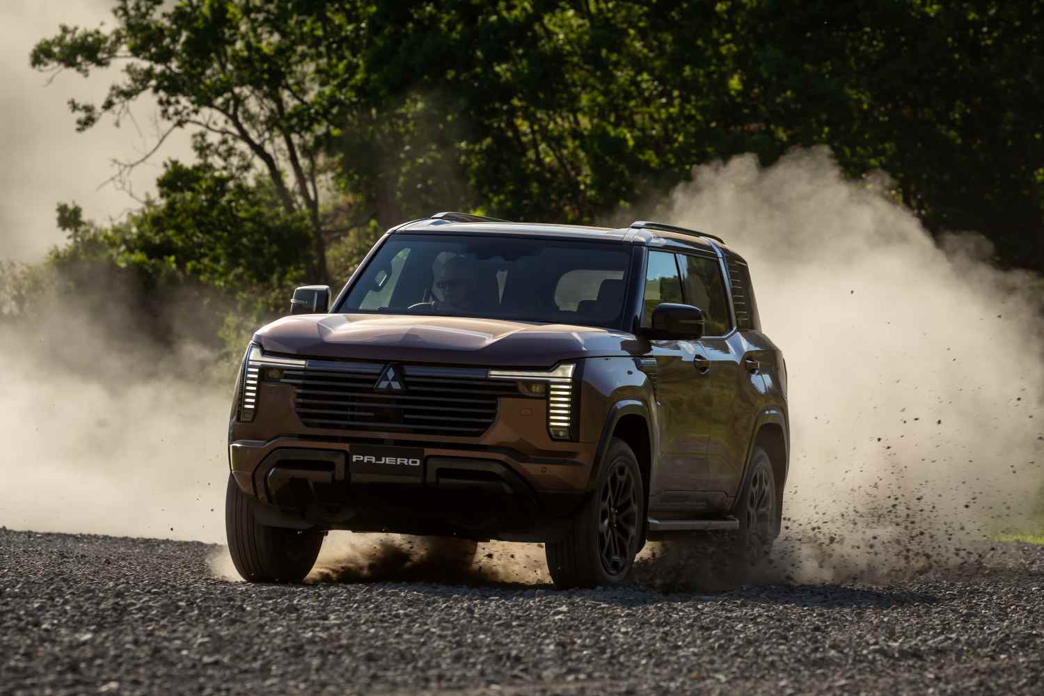 pajero_driving_on_gravel_roads09