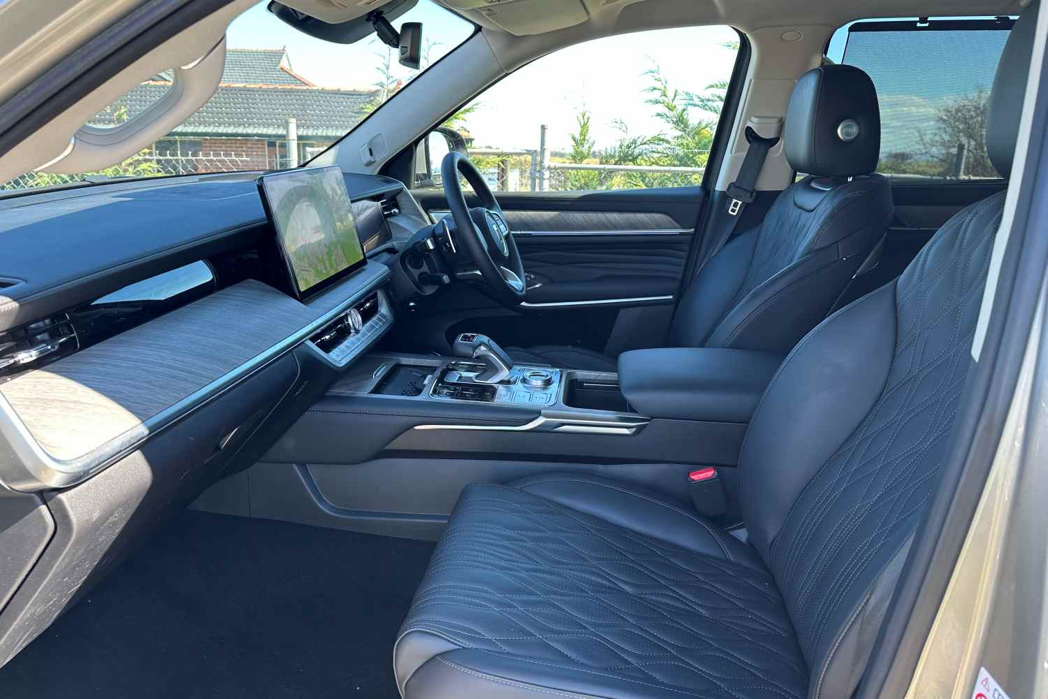 2026 GWM Tank 500 Ultra PHEV front seats 1