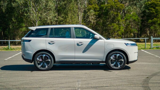 2026-jaecoo-j5-ev-summit-side-profile-driver-side-1536x1024